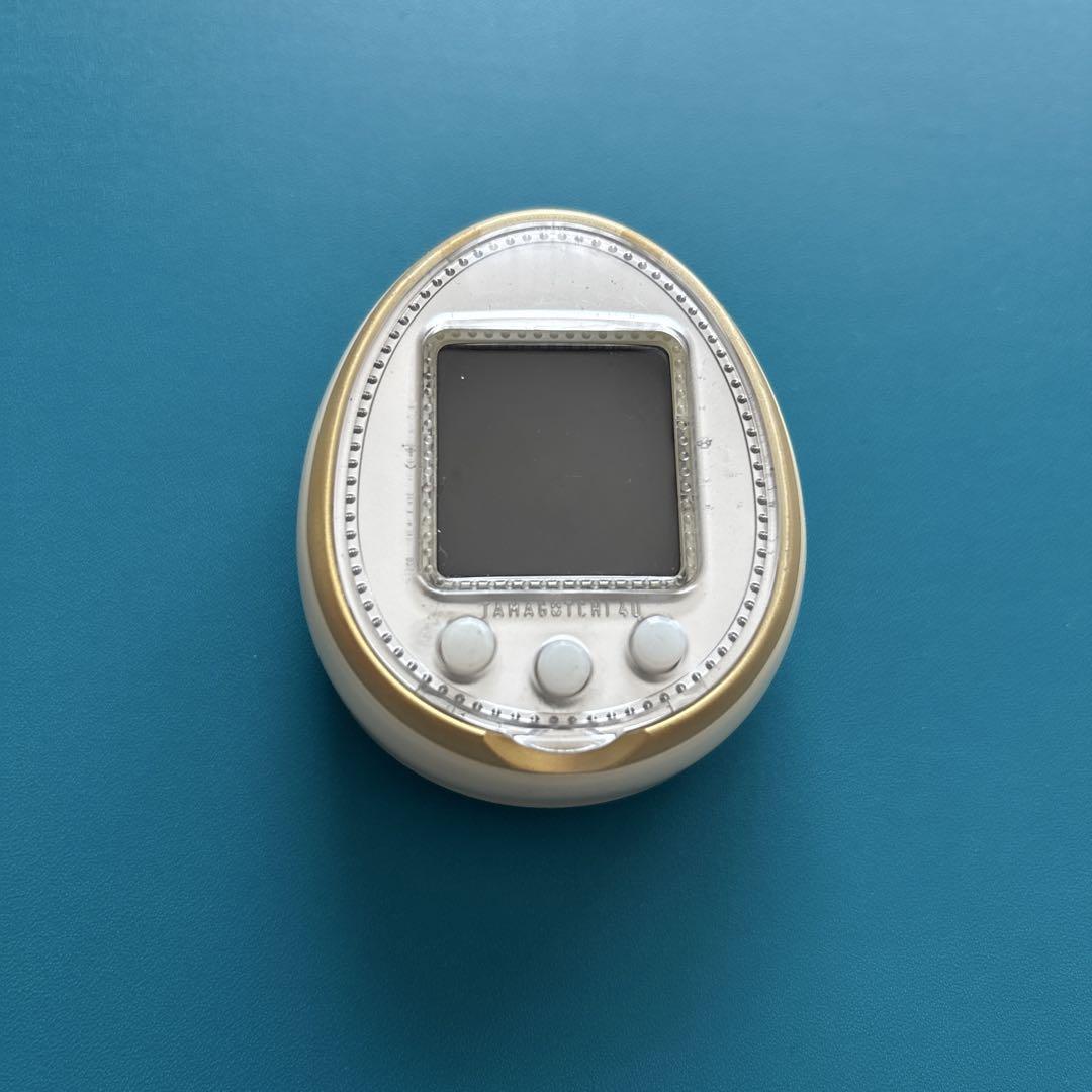 Tamagotchi4u White Gold 2014 Tamagotchi Case Included