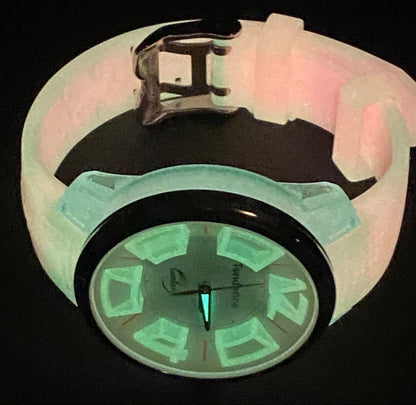 Tendence Fantasy Pink Watch Available for Immediate Use.