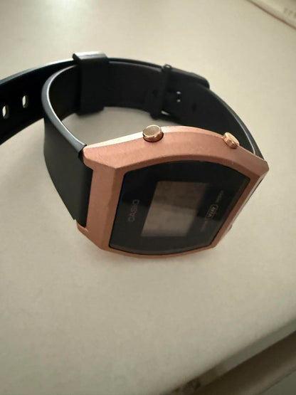 Last price down! Today only! Almost new CASIO Digital Watch Gold