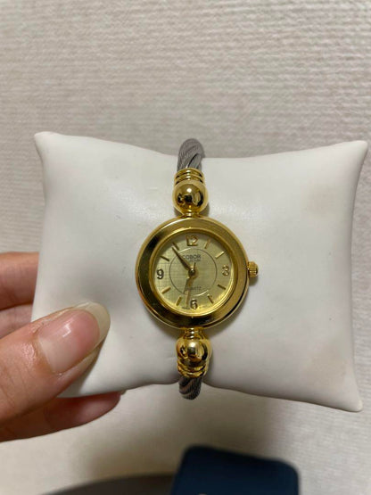 New Vintage Style Watch with Interchangeable Straps