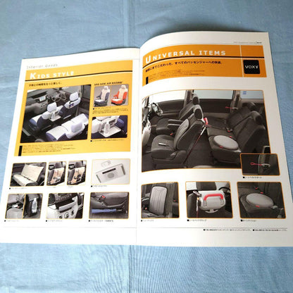 Old Car Catalog: Toyota Voxy 2001 November 3-Set Full