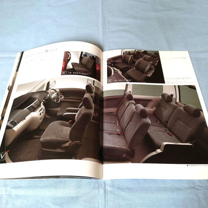 Old Car Catalog: Toyota Voxy 2001 November 3-Set Full