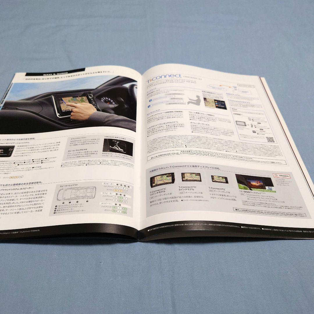 Old Car Catalog: Toyota Voxy 2018 (1990) 4-Set Full