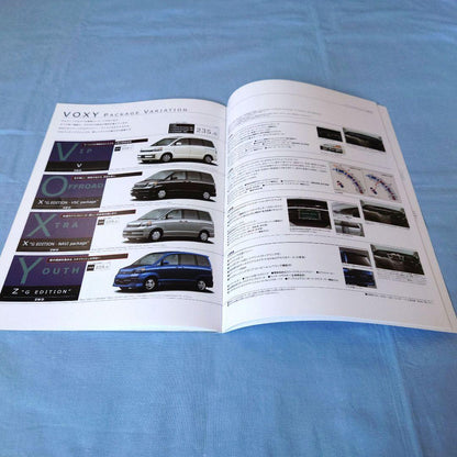 Old Car Catalog: Toyota Voxy 2003 (1990) 3-Set