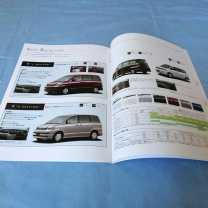 Old Car Catalog: Toyota Voxy 2003 (1990) 3-Set