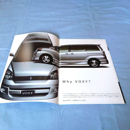 Old Car Catalog: Toyota Voxy 2003 (1990) 3-Set