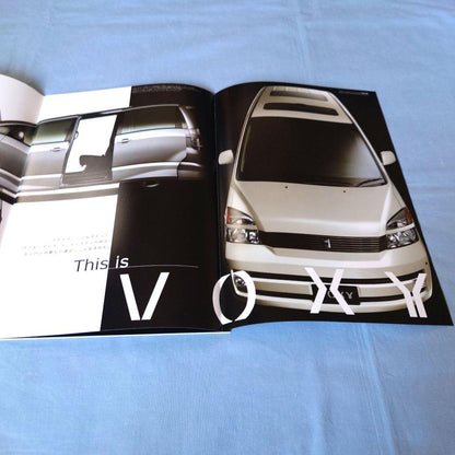 Old Car Catalog: Toyota Voxy 2003 (1990) 3-Set