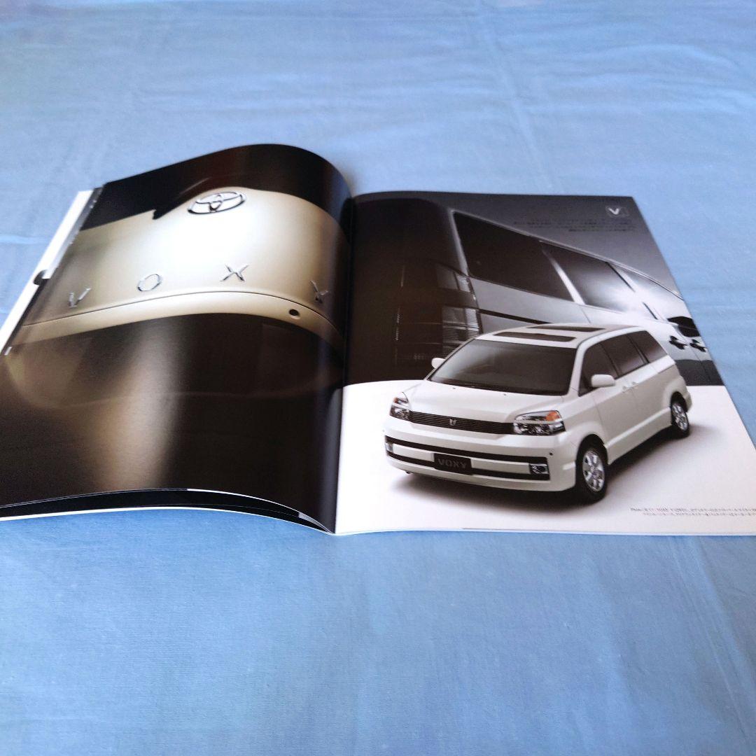 Old Car Catalog: Toyota Voxy 2003 (1990) 3-Set